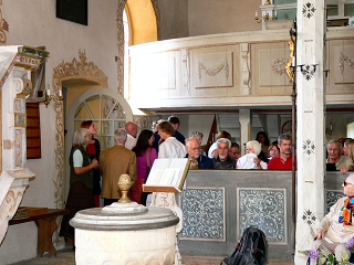 in der Kirche 7